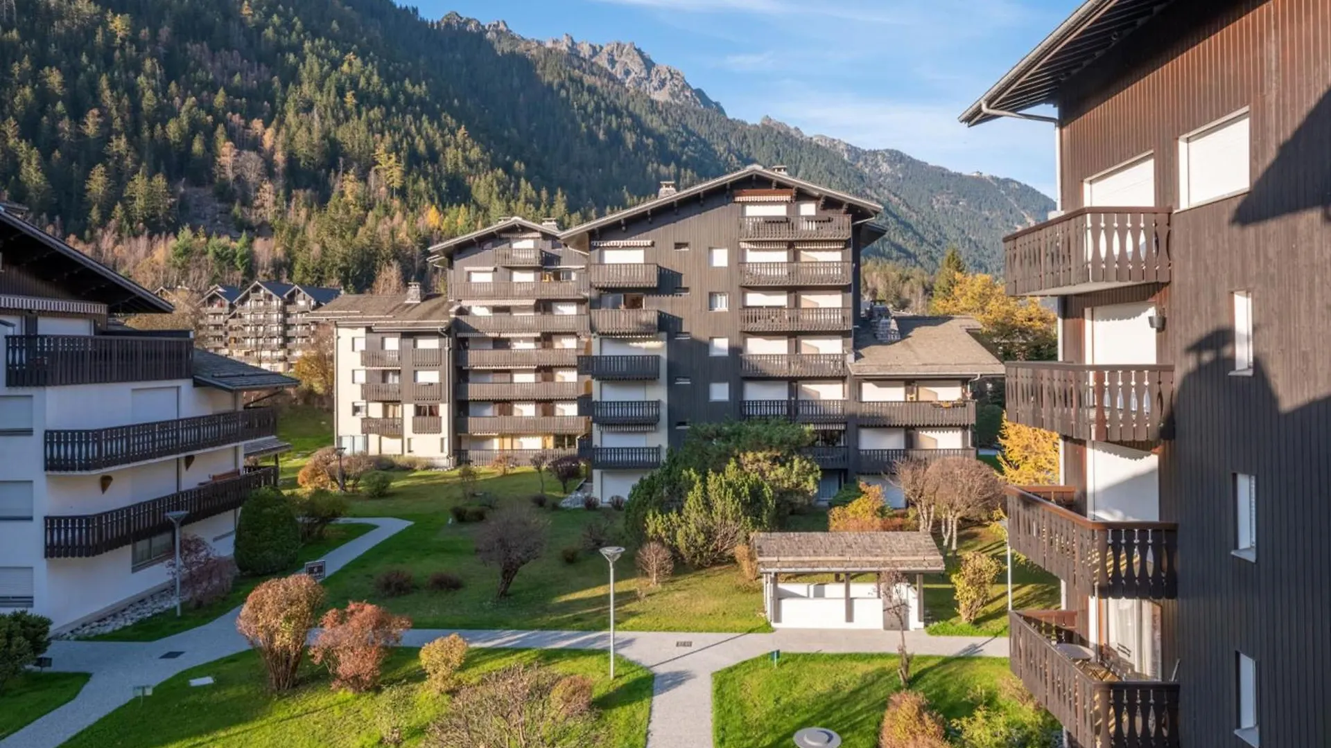 Typical Apartment In The Heart Of Chamonix contacts